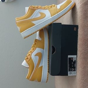 🏀Jordan 1 Low Pollen Size 12